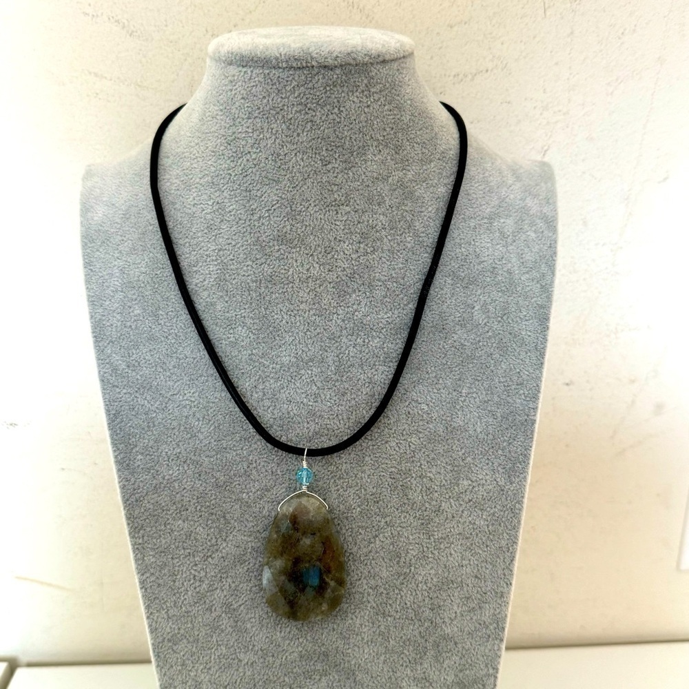 Artisan Blue Gray Labradorite Gem Pendant on Black Leather Cord Necklace NEW - Picture 6 of 16
